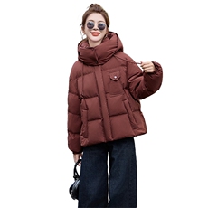 超好看红短款羽绒服女2025冬季新款时尚休闲连帽白鸭绒外套，女装羽绒服，采品优优