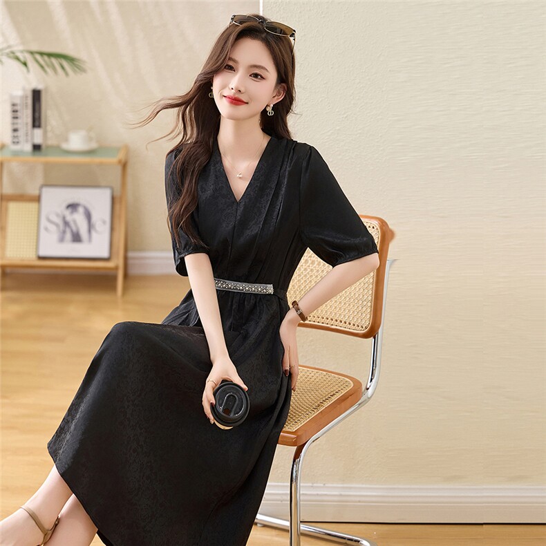 法式黑色连衣裙女2025新款夏小个子收腰显瘦赫本风V领裙子,女装连衣裙,多彩
