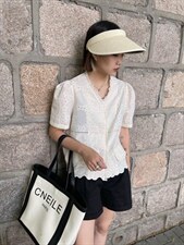 主品高级感提花短袖衬衫女装夏季法式V领宽松泡泡袖，女装衬衫，主品