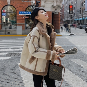 米白色皮衣一体羊羔毛外套女冬2024新款加绒加厚美式机车棉服夹克图片