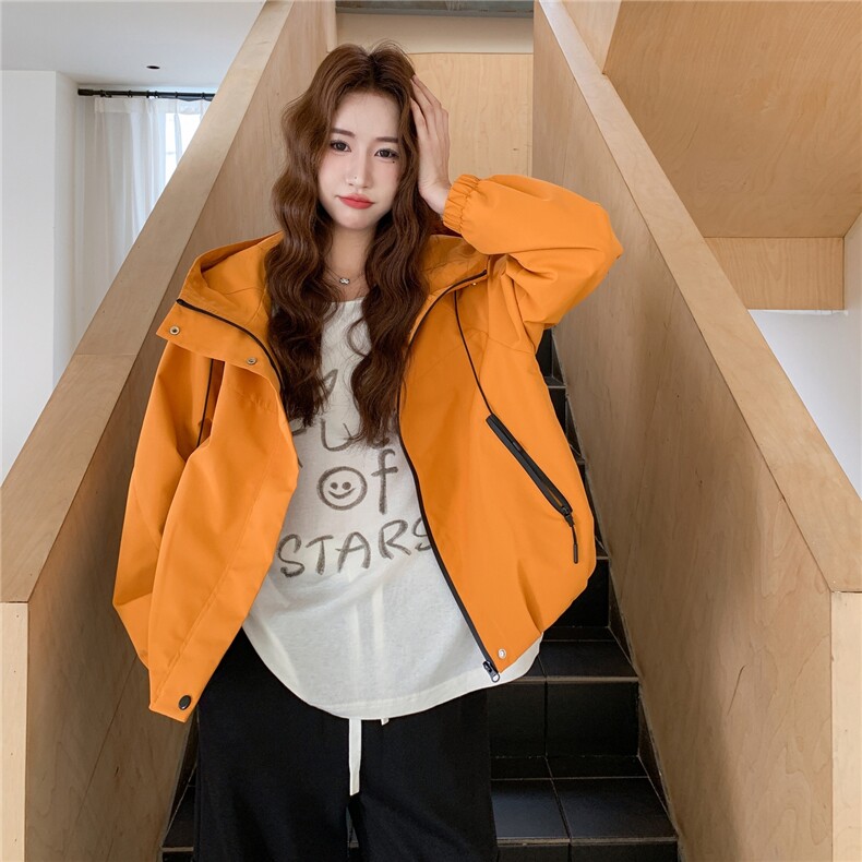 姜黄色短款户外连帽冲锋衣外套女春秋超火好看高级感小众夹克上衣,女装派克服,2C217