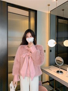 蝴蝶结拼皮毛毛外套图片