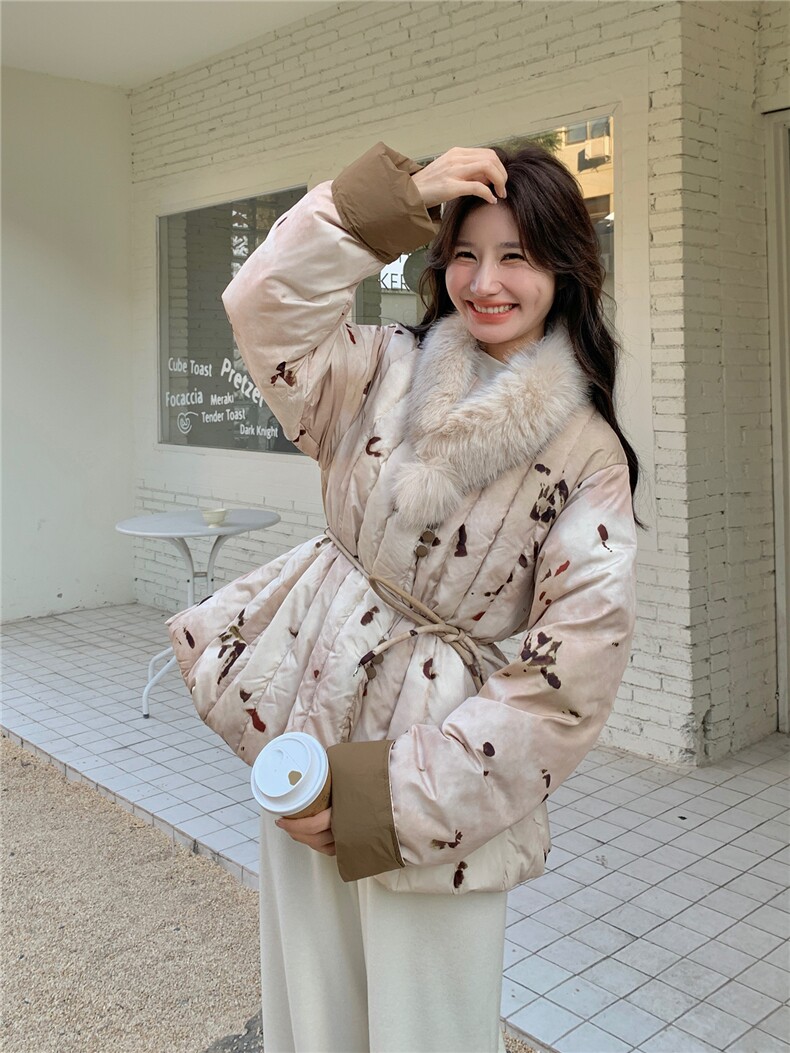 新中式轻熟风晕染碎花真毛领羽绒服女2025冬季系带收腰白鸭绒外套,女装羽绒服,艾米莉亚