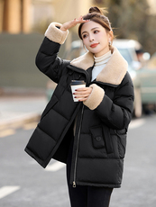羊羔毛拼接大翻领羽绒服女中长款2025冬季新款加厚保暖白鸭绒外套，女装羽绒服，沐七七
