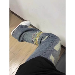 美式复古显瘦高街风格裤子男ins民族风腰果花拼色磨毛直筒牛仔裤,酒红色毛衣搭配什么帽子好看图片