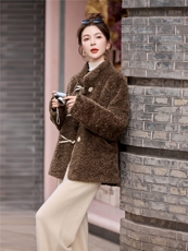 2025年冬季蝴蝶结插肩袖宽松型立领加厚，女装羊羔毛/颗粒绒，秀美人生