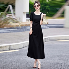 高级感红色方领连衣裙女2025夏季新款褶皱设计感收腰修身气质长裙，女装连衣裙，美沁