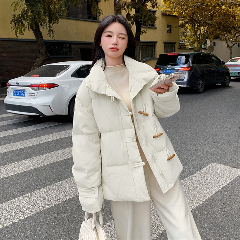 立领奶黄色牛角扣羽绒服女冬季2025新款温柔风奶乎乎爆款高级感,女装羽绒服,蝶眷