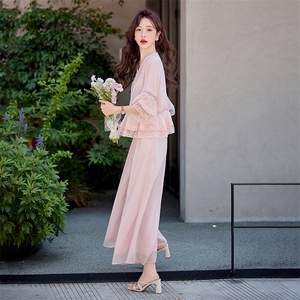 粉色洋气温柔套装女2026夏新款喇叭袖蕾丝拼接上衣阔腿裤裙两件套图片