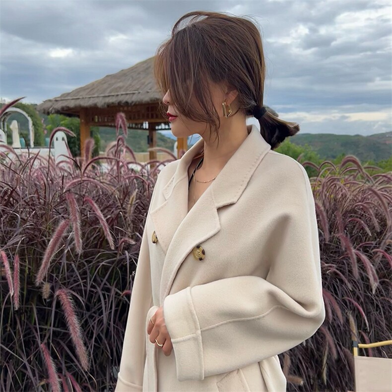 2025年夏季常规中长款长袖一粒扣纯色唐晶款时尚百搭简约大方，女装双面呢大衣，蒙绒特