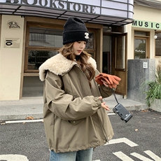 韩系超好看军绿色羊羔毛翻领派克服女冬季羽绒服6121P255K388，女装羽绒服，2C166