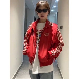 网图有货 三条杠红色字母绣花立领外套男女棒球服夹克 A906-P63图片