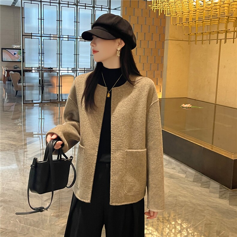 2025年秋季新款百搭女士带兜长袖圆领短款大衣,女装双面呢大衣,召鑫羊绒双面呢