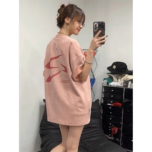 H0912-P35原版做法订侧标胶章印花麂皮绒面料中长款短袖T恤图片