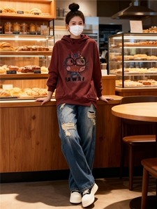 个性简约时尚休闲套装女春款连帽刺绣卡通上衣破洞牛仔长裤两件套图片