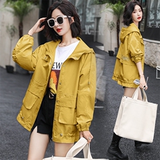 优雅美丽舒适时尚个性简约短款连帽减龄2021新款，女装风衣，依万里