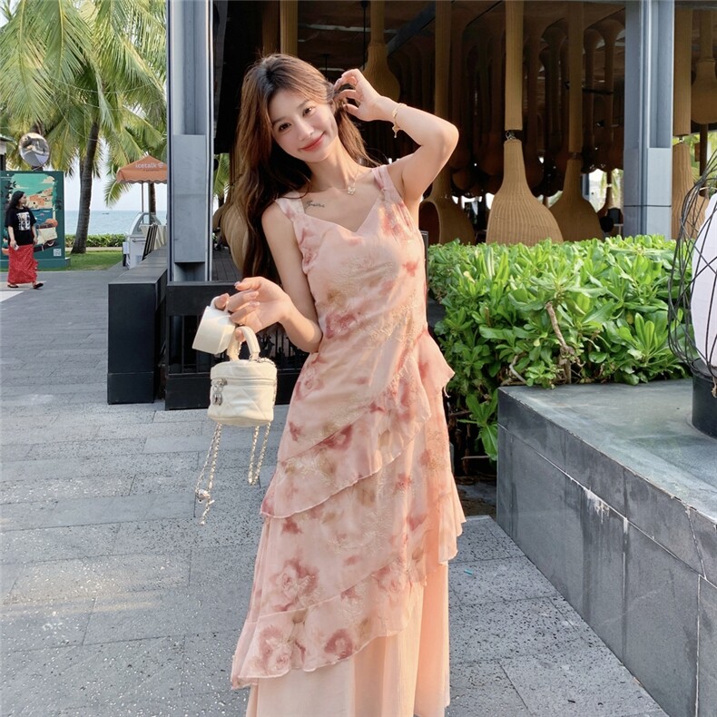 度假风粉色碎花吊带连衣裙女夏季新款修身显身材气质绝美无袖长裙图片