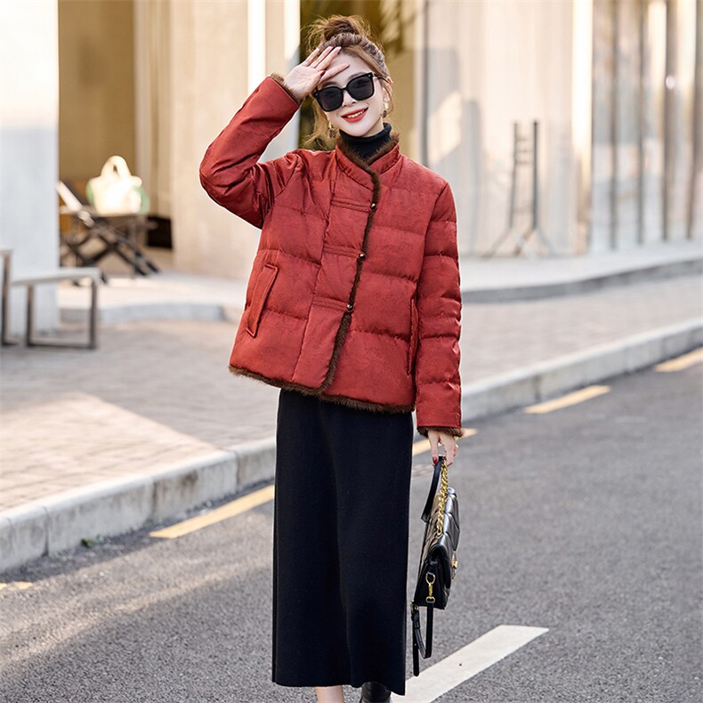 新中式G风羽绒服女2025冬新款今年流行独特漂亮短款红色盘扣外套,女装羽绒服,伊仟回