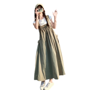 ootd穿搭慵懒风军绿色工装背带连衣裙女夏2025超火好看长裙两件套图片