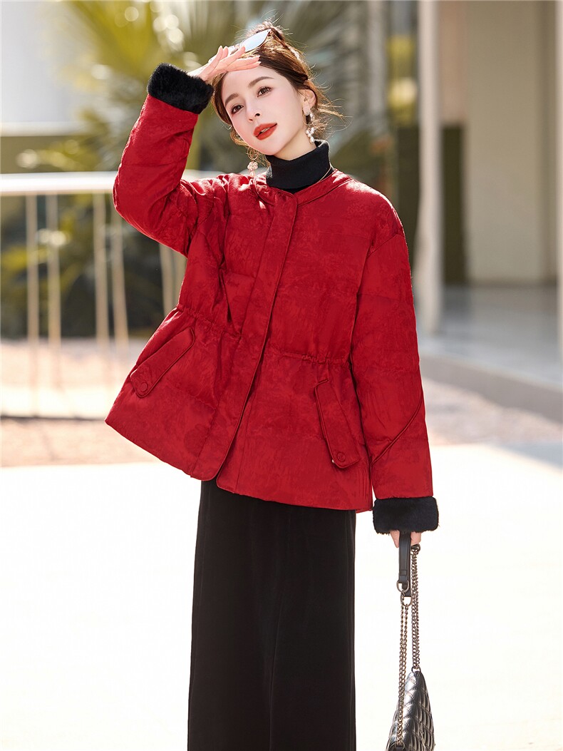 大货已出2025圣诞90羽绒服女冬新款收腰新中式淑女圆领中长款外套,女装羽绒服,依万里
