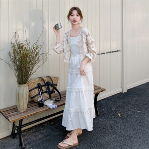白色蕾丝拼接连衣裙套装女2025夏季新款气质钩花罩衫吊带裙两件套图片