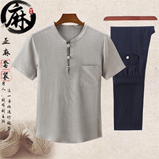浅灰上衣＋深蓝长裤