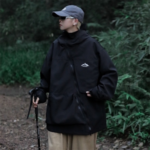 A935-P60 美式户外登山服连帽冲锋衣春季机能风斜链接夹克外套男图片