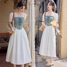 法式牛仔拼接方领连衣裙女2025夏季初恋风甜妹气质小众修身长裙子，女装连衣裙，依路服饰