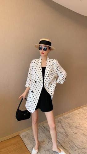 休闲时尚大方外套，女装，千利红