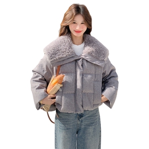 灰色羊羔毛大翻领派克羽绒服2025新款女冬复古洋气巨好看小香外套图片