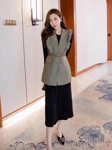 【新款现货】秋季黑色木耳边马甲连衣裙两件套，女装马夹，水锦红