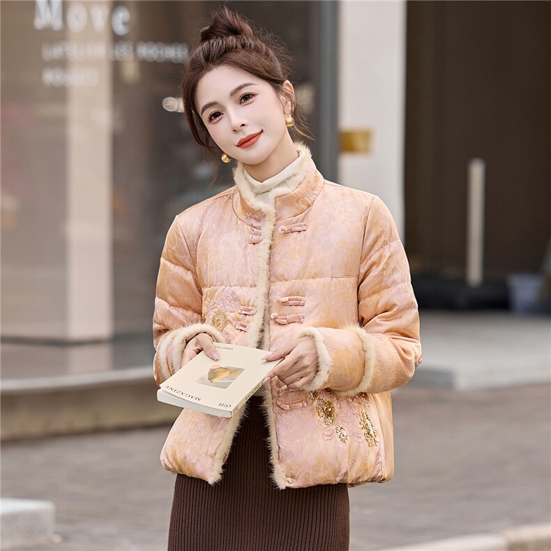 保暖2025年冬季新款刺绣手工穿钻高档拼貂毛边羽绒服,女装羽绒服,布芭啦