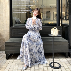 蓝色超仙绝美碎花裙长裙女2025秋新款法式显瘦度假风超好看连衣裙，女装连衣裙，2C332