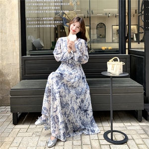 蓝色超仙绝美碎花裙长裙女2025秋新款法式显瘦度假风超好看连衣裙图片