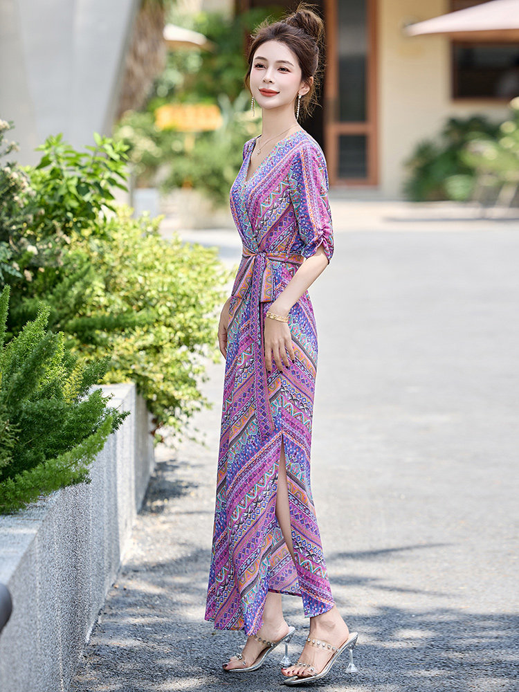 法式气质浪漫印花连衣裙女2026夏季新款收腰显瘦度假风V领长裙子,女装连衣裙,美沁