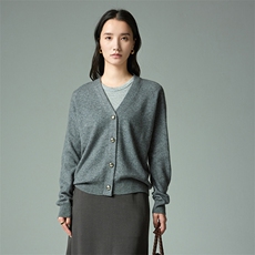 2025年秋季时尚百搭通勤简约休闲金属扣宽松版V领开衫，女装针织衫/毛衣，圣暖羊绒