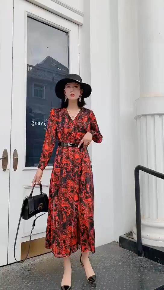 春季碎花连衣裙，女装连衣裙，蓝芝衣秀