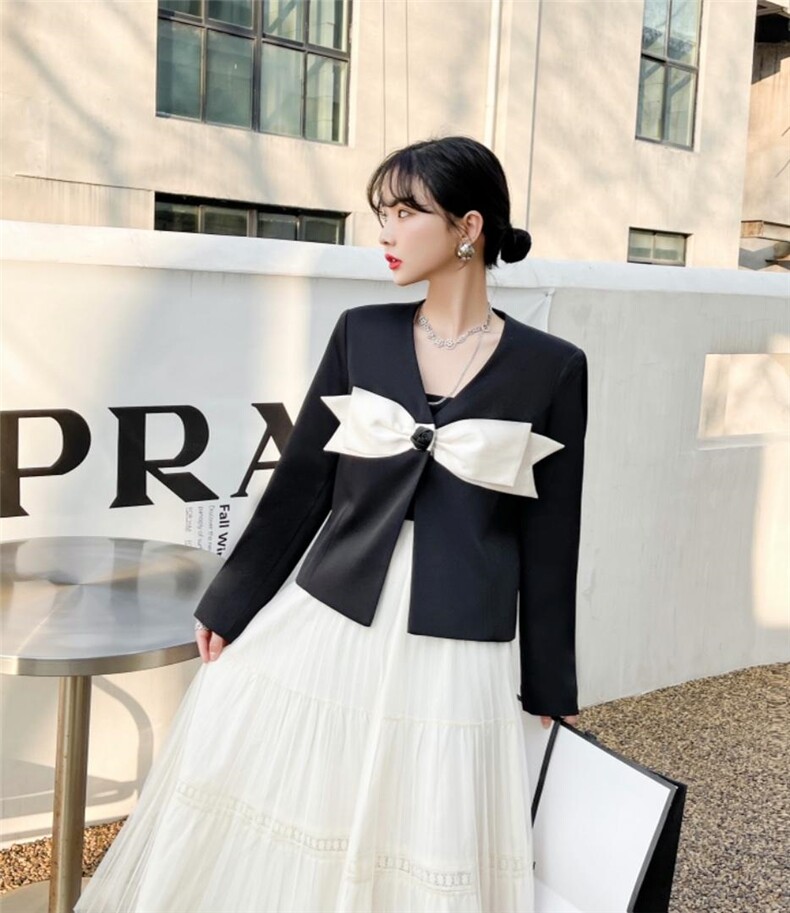 2022春款外套黑白两色，撞色设计，立体玫瑰花扣，其它，贻思茗