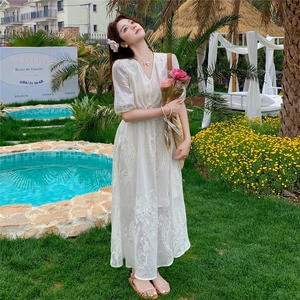 新中式法式V领高级感刺绣连衣裙女米色温柔度假风绝美初恋茶歇裙图片