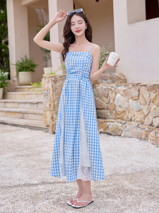 现货2025年夏季女时尚优雅气质新款蕾丝拼接吊带格子连衣裙图片