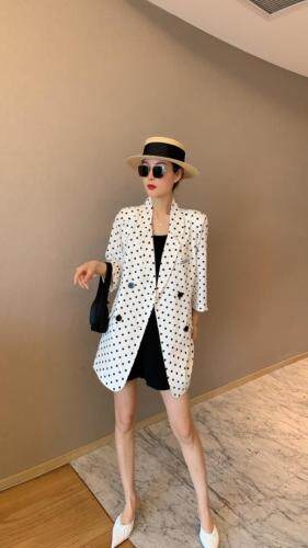 休闲时尚大方外套，女装，千利红