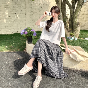 韩系搭配一整套女夏季2025新款字母印花短袖T恤格子半身裙两件套图片