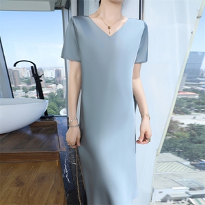 极简风V领短袖连衣裙女2025夏季新款裙子缎面垂坠感时尚气质长裙图片