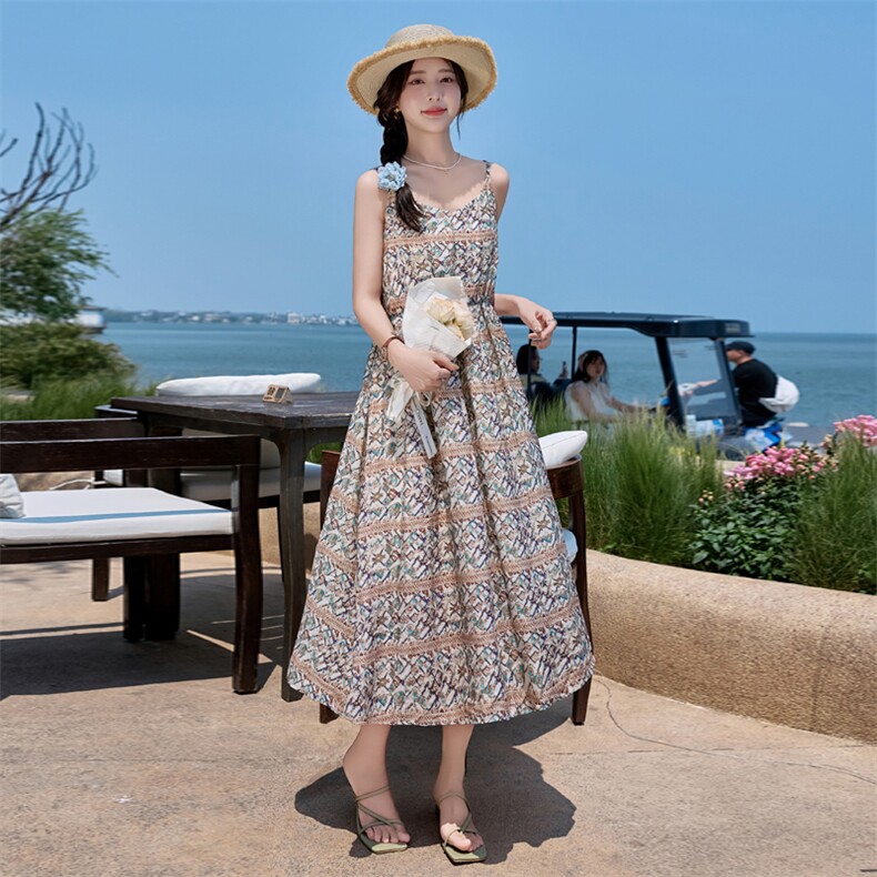 2025年夏季新品现货海滩休闲波西米亚复古印花吊带连衣裙,女装连衣裙,臻衣坊