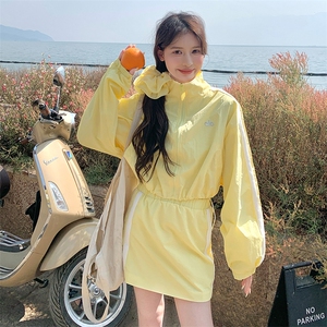 休闲运动黄色防晒半身裙套装女夏2025新款两件套小个子爆款巨好看图片