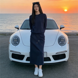 个性简约休闲时尚套装女春季袖口拼接色设计圆领卫衣半身裙两件套图片