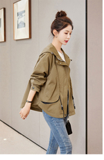 大牌断码正品撤柜女2024秋季宽松连帽插肩袖短款外套长袖减龄风衣，女装短外套，依万里