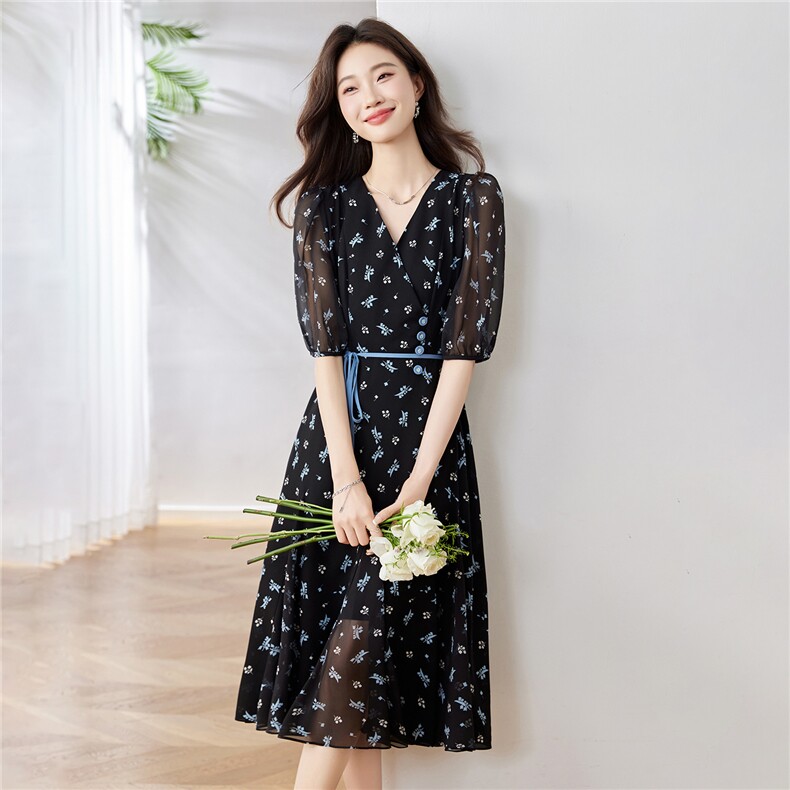 高级感小碎花连衣裙女2025夏季新款V领气质收腰修身洋气减龄裙子,女装连衣裙,布芭啦