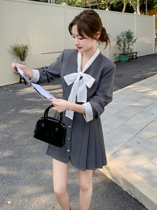 灰色设计感拼接连衣裙女2025春新款法式高腰显瘦小个子减龄百褶裙图片