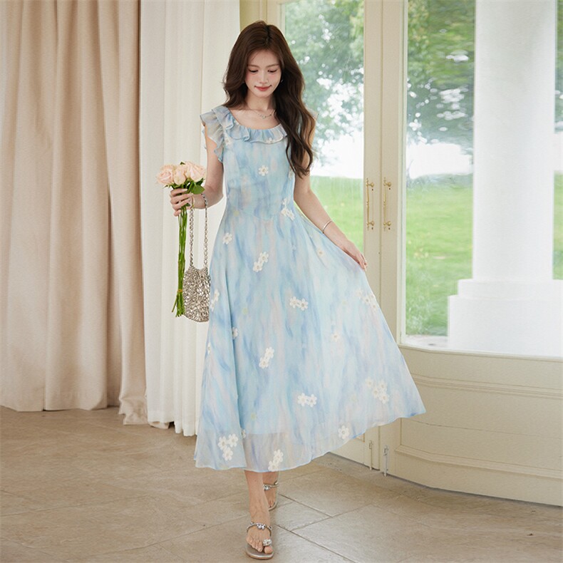 新款渐变绣花U型领连衣裙女夏季高级感气质收腰A字长裙清新，女装连衣裙，艾米